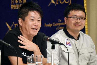 記者会見する実業家の堀江貴文さん（左）とインターステラテクノロジズの稲川貴大社長＝東京都千代田区で2019年5月15日午後1時34分、内藤絵美撮影