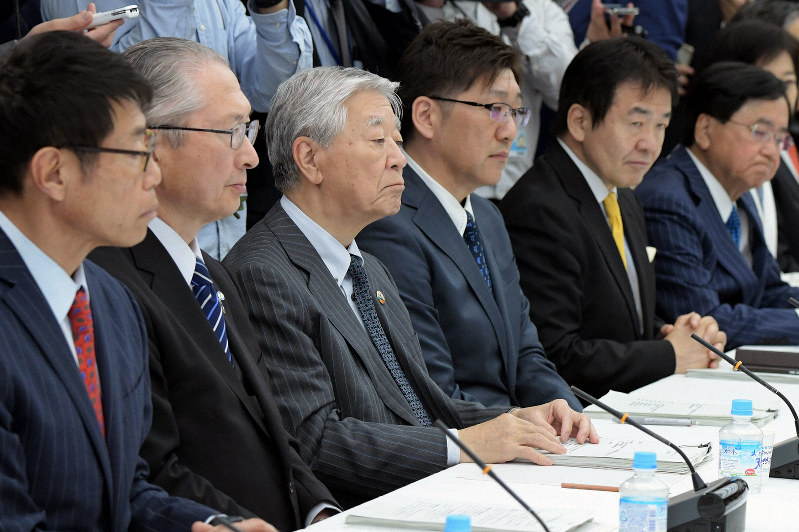 未来投資会議で安倍晋三首相の発言を聞く経団連の中西宏明会長(左から3人目)と連合の神津里季生会長(同2人目)ら=首相官邸で2019年5月15日午後6時18分、川田雅浩撮影