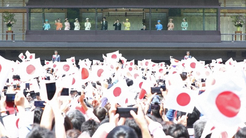 天皇陛下の即位を祝う一般参賀に臨まれた天皇、皇后両陛下と皇族方=皇居・宮殿で2019年5月4日、佐々木順一撮影