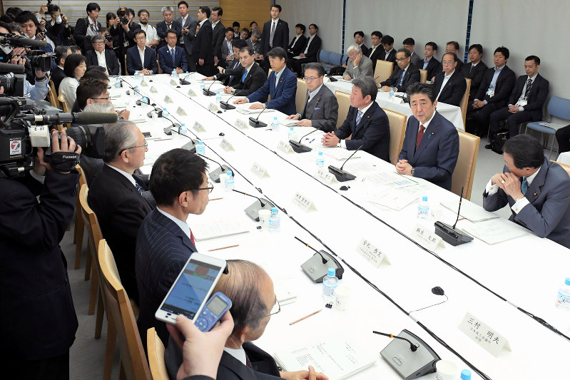 首相官邸で開かれた未来投資会議=15日、川田雅浩撮影