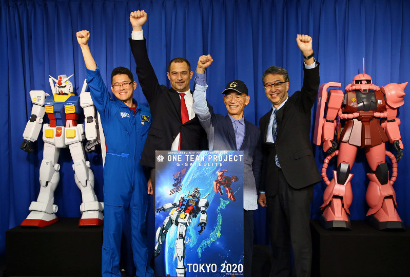 記者会見で笑顔を見せる(左から)宇宙飛行士の金井宣茂さん、東京五輪・パラリンピック大会組織委員会の室伏広治スポーツディレクター、富野由悠季さん、東大大学院工学系研究科の中須賀真一教授=東京都千代田区で15日、佐々木順一撮影