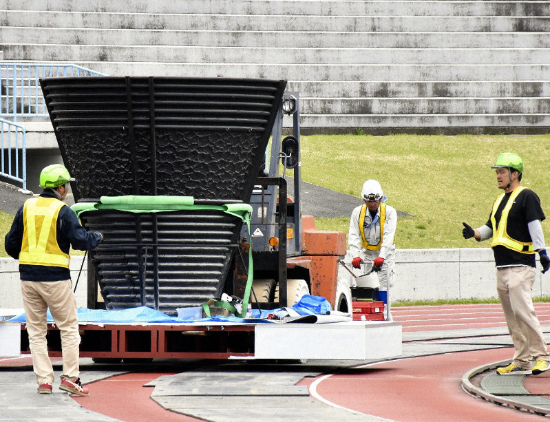 搬入される聖火台=岩手県営運動公園陸上競技場で