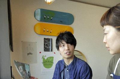 浦安魚市場の写真集について打ち合わせをする写真集製作委員会の歌川達人さん（左）＝浦安市で2019年4月18日14時14分、小林多美子撮影