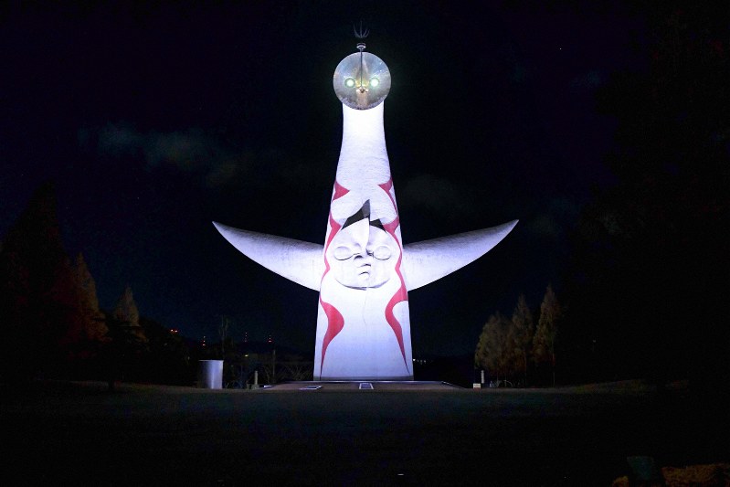 太陽の塔 25日から9日まで夜も公開 万博記念公園 | 毎日新聞