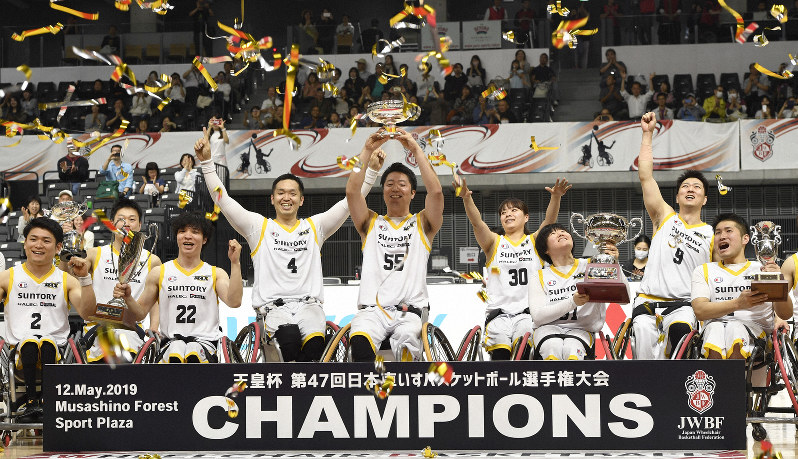 天皇杯を掲げて優勝を喜ぶ宮城MAXの選手たち=東京・武蔵野の森総合スポーツプラザで2019年5月12日、藤井達也撮影