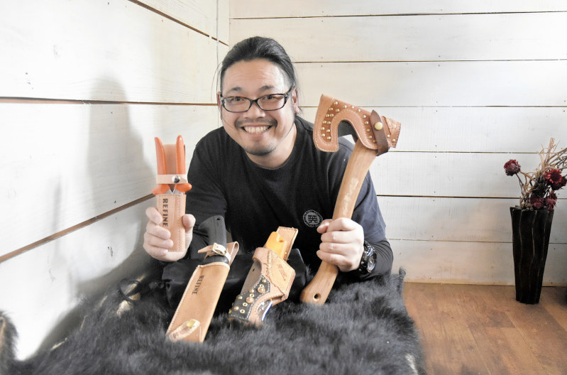 鹿やイノシシの皮で作った革製品をPRする木下秀幸さん=長野県飯田市北方で