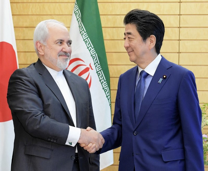 会談前に握手する安倍晋三首相(右)とイランのザリフ外相=首相官邸で2019年5月16日、川田雅浩撮影