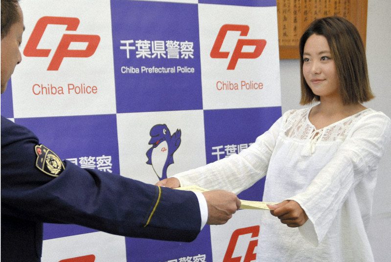 板垣和也署長から感謝状を渡される白波瀬さん(右)=千葉県警茂原署で