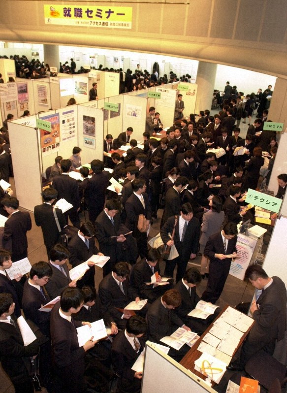 「就職氷河期」だった2001年、大学生が殺到した合同企業説明会=大阪市で佐藤賢二郎撮影