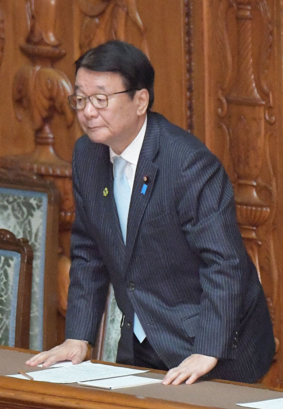 参院本会議で改正ドローン規制法が与党などの賛成多数で可決、成立し一礼する山本順三国家公安委員長=国会内で2019年5月17日午前11時26分、川田雅浩撮影