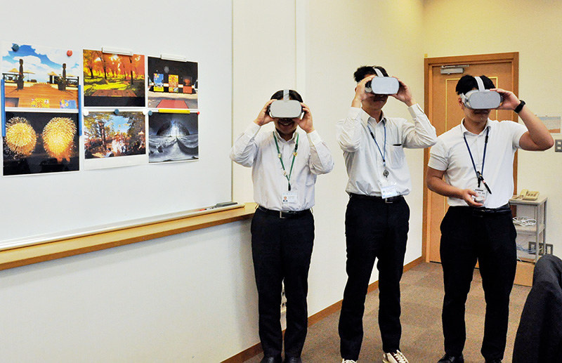 専用ゴーグルを装着してVR映像を確認する河北郡市観光企画委員会の担当者たち=石川県津幡町役場で、岩壁峻撮影