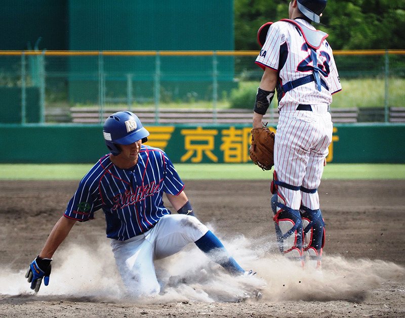 【NSBク-ニチダイ】五回裏ニチダイ、森の犠飛で三塁走者藤野が生還し、4点目=京都市右京区のわかさスタジアム京都で、矢倉健次撮影