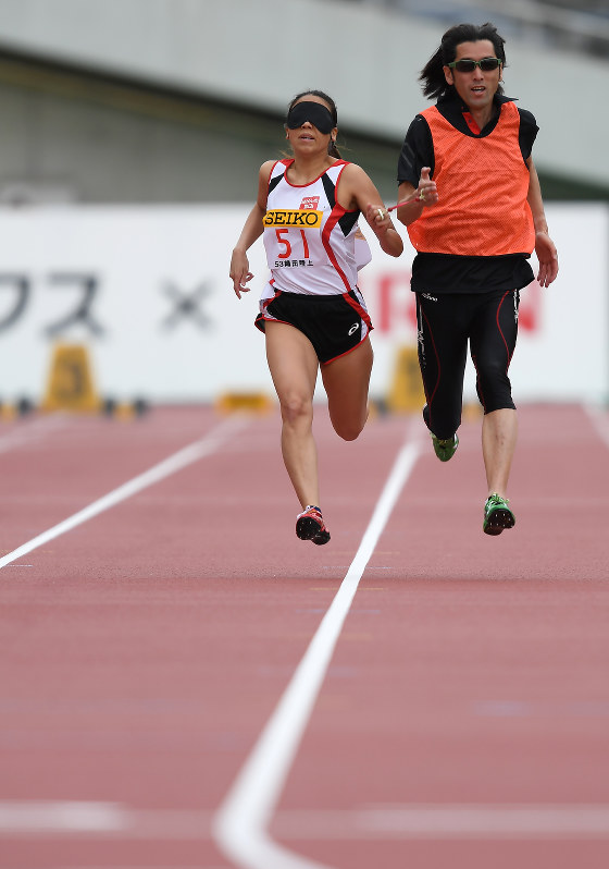 チェック ２０２０東京へ 五輪２度出場のパラコーチ 選手導く 夢の国 流 ディズニーキャスト経験 対話力磨く 毎日新聞