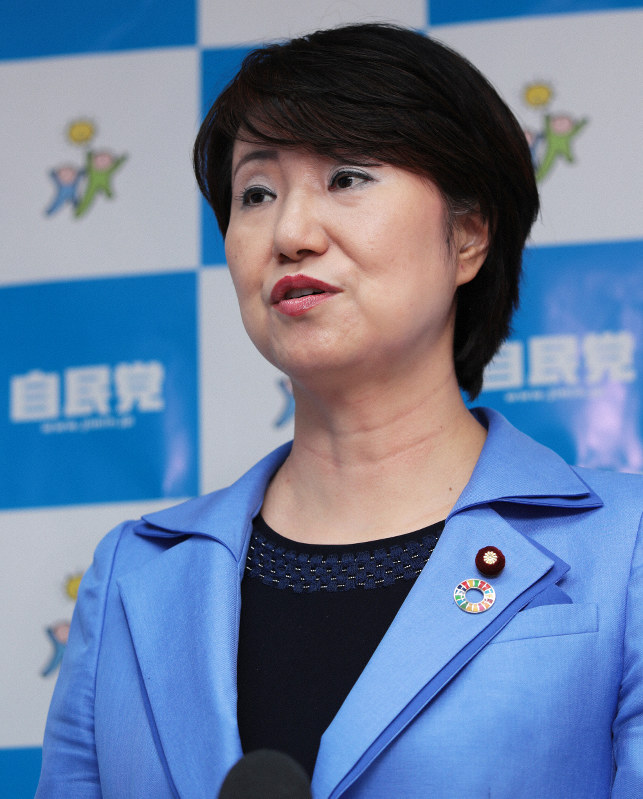 渡嘉敷奈緒美前会長=小出洋平撮影