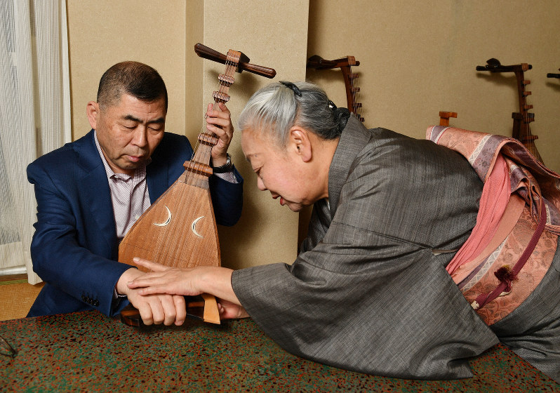 琵琶を弾く麗人 タイトルが入ります