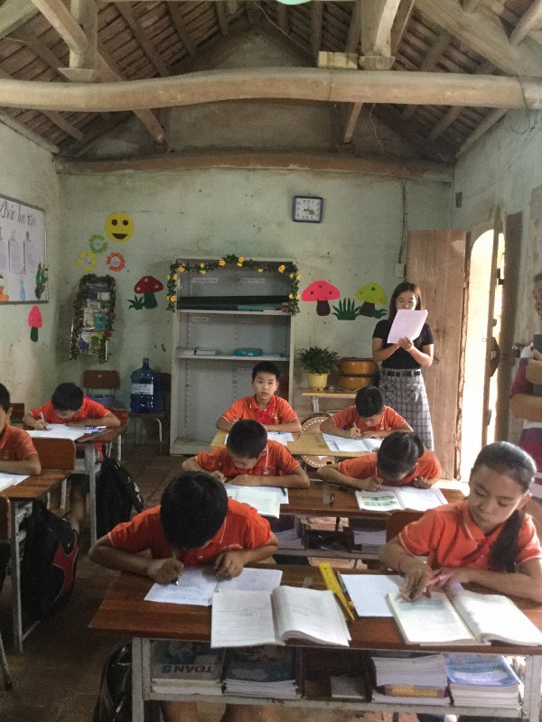 天井がない狭い教室で勉強するティエンソン小学校キムソン分校の子どもたち=アジア教育友好協会提供