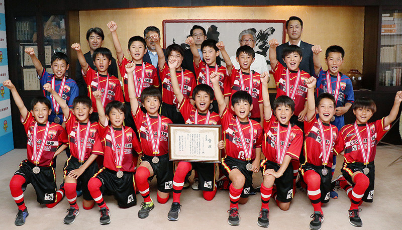 サッカー 高田ｆｃ ｕ １２が全国準ｖ 市長に報告 奈良 毎日新聞