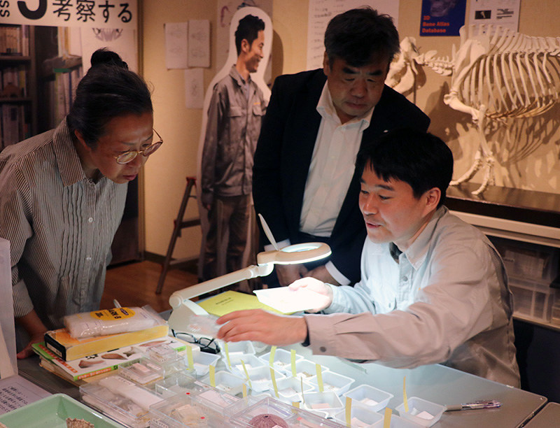 環境考古学について説明する山崎健さん(右端)=奈良県明日香村奥山の奈良文化財研究所飛鳥資料館で、藤原弘撮影