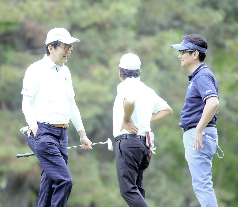 プレーの合間に笑顔を見せる安倍晋三首相(左)=神奈川県茅ケ崎市甘沼のスリーハンドレッドクラブで2019年5月18日、堀和彦撮影