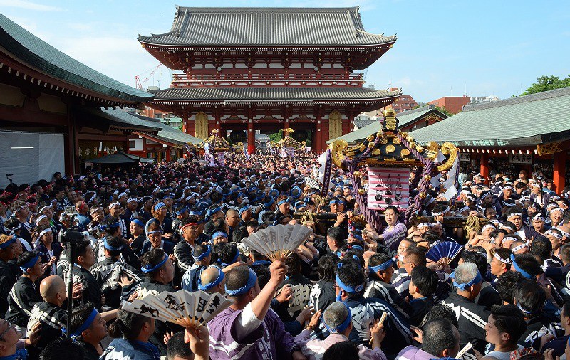 三社祭「宮出し」 令和の活気、浅草駆ける [写真特集10/8] | 毎日新聞
