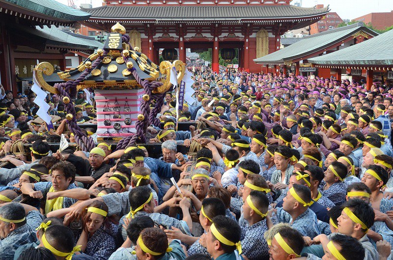 三社祭「宮出し」 令和の活気、浅草駆ける [写真特集10/8] | 毎日新聞
