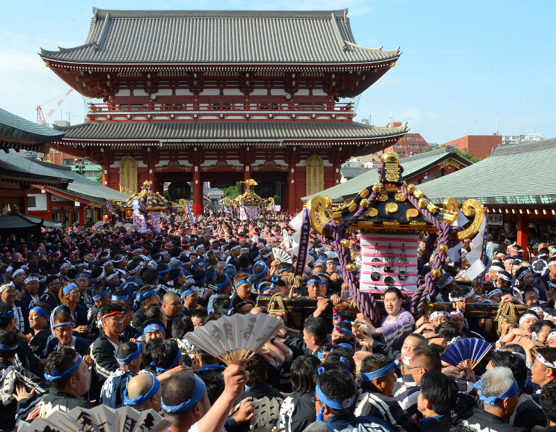 三社祭「宮出し」 令和の活気、浅草駆ける | 毎日新聞