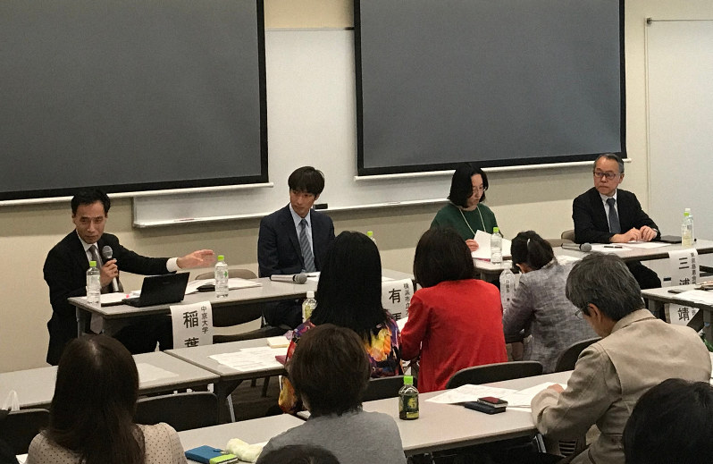 透析や人工呼吸器などの生命維持治療について意見を交わすパネリストたち=東京都文京区で2019年5月18日午後4時13分、梅田啓祐撮影