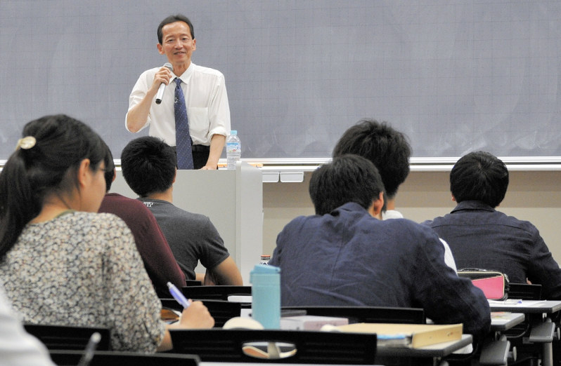 学生に向けて講義する東京地裁の河本雅也裁判長=渋谷区の青山学院大で