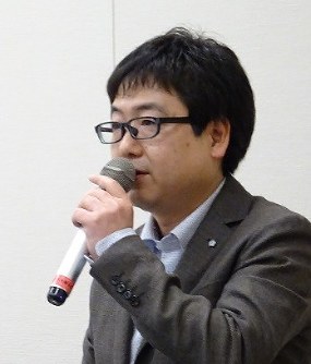 公文書を照合して朝鮮半島や台湾出身のBC級戦犯の数の検証をしている金田敏昌さん=東京都千代田区で4月23日