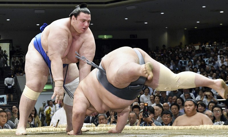 碧山(左)にはたき込みで敗れる貴景勝=藤井達也撮影