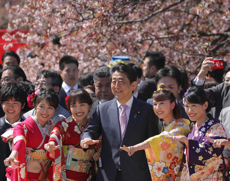 「桜を見る会」で招待客の「ももいろクローバーZ」のメンバーらと記念撮影する安倍首相(中央)=東京都新宿区の新宿御苑で2019年4月13日午前9時56分、喜屋武真之介撮影
