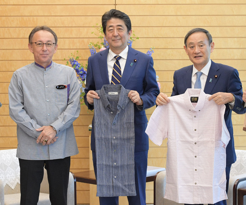 「かりゆしウエア」を贈られる安倍晋三首相(中央)と菅義偉官房長官(右)。左は沖縄県の玉城デニー知事=首相官邸で2019年5月20日午後2時7分、川田雅浩撮影