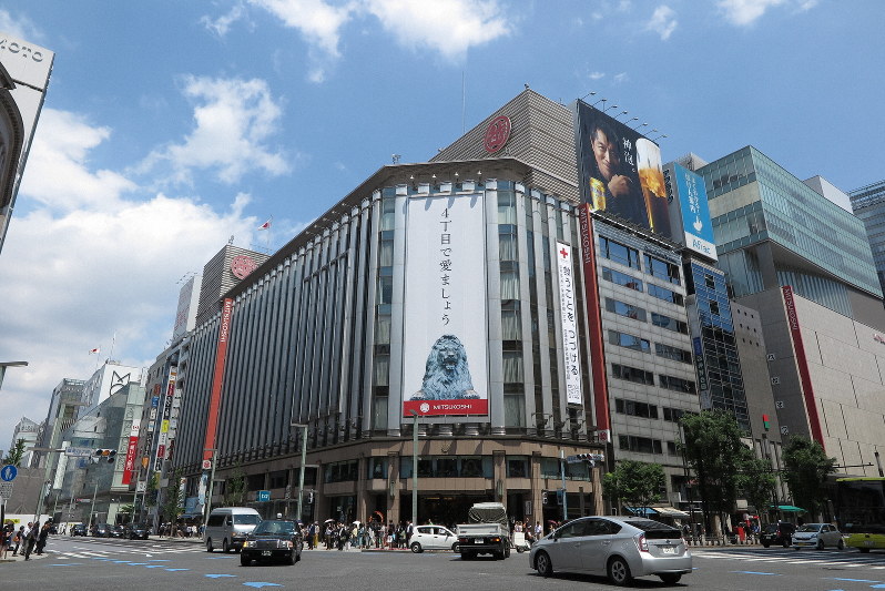 東京・銀座4丁目の交差点。正面は銀座三越=東京都中央区銀座で2019年5月17日、小座野容斉撮影