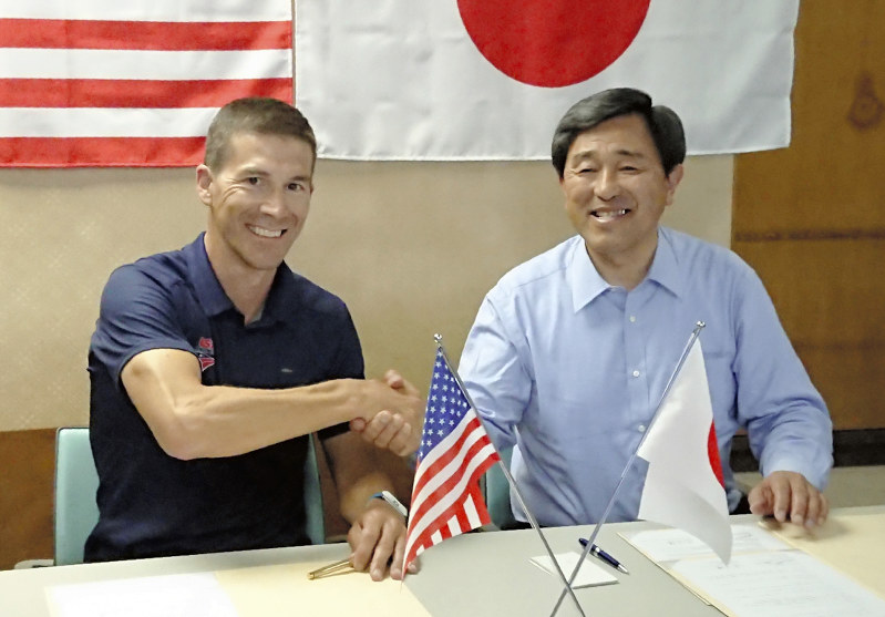 合意書を締結した金丸謙一市長(右)と米トライアスロン協会のゼネラルマネジャー=千葉県館山市役所で