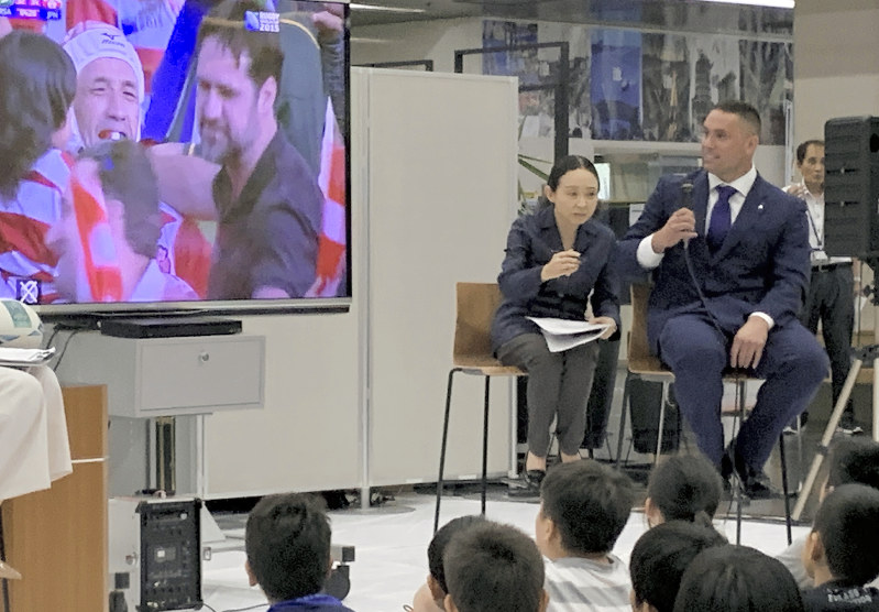 県庁ロビーで子供たちを前にラグビーの魅力を語るヘスケス選手