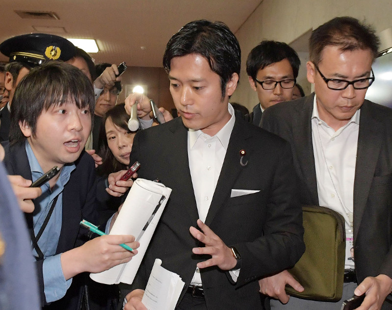 衆院決算行政監視委員会を終えて、記者団に囲まれる丸山穂高議員(中央)=国会内で20日午後0時11分、川田雅浩撮影