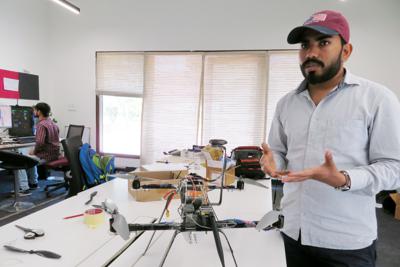 製作中のドローンについて説明するビクラム・シンさん＝ニューデリー郊外で
