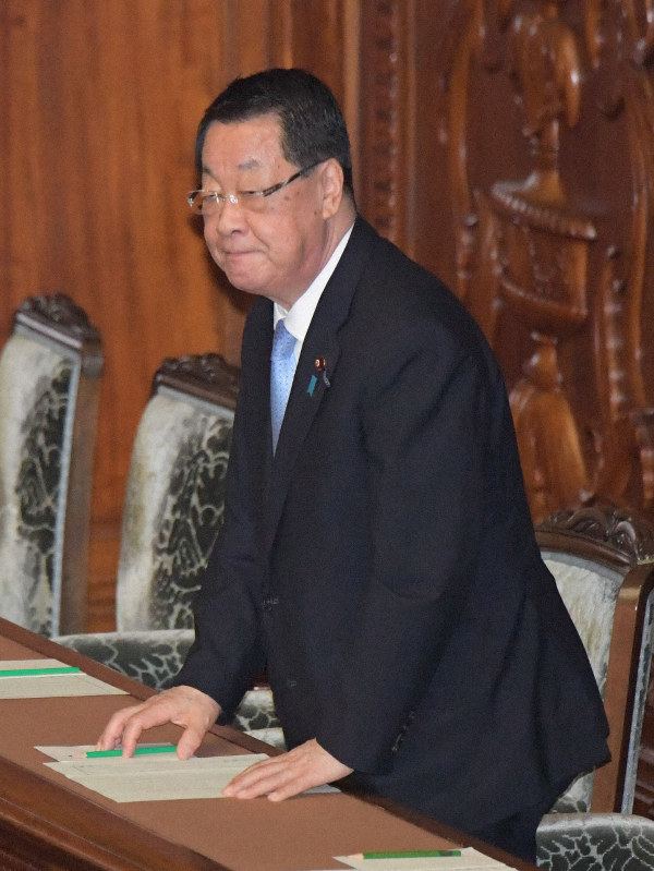 衆院本会議で国有林野管理経営法改正案が与党などの賛成多数で可決され一礼する吉川貴盛農相=国会内で2019年5月21日午後1時19分、川田雅浩撮影