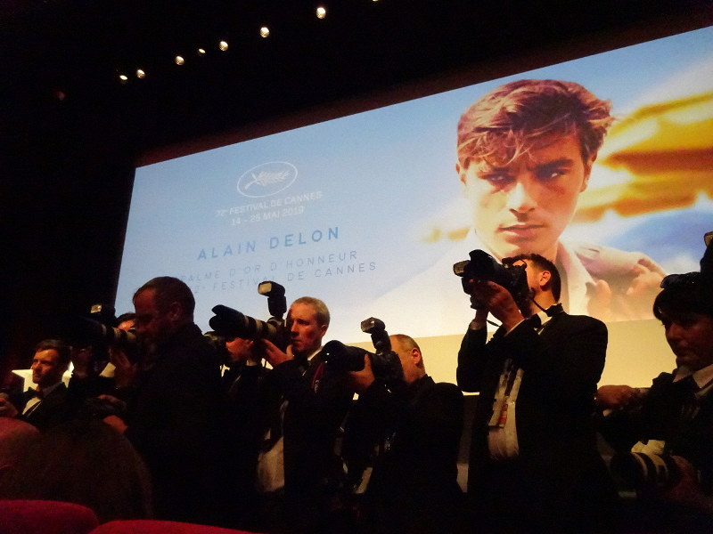 名誉パルムドール授賞式会場で、アラン・ドロンさんに一斉にカメラを向けるカメラマンら=フランス・カンヌで2019年5月19日(日本時間20日)、小林祥晃撮影