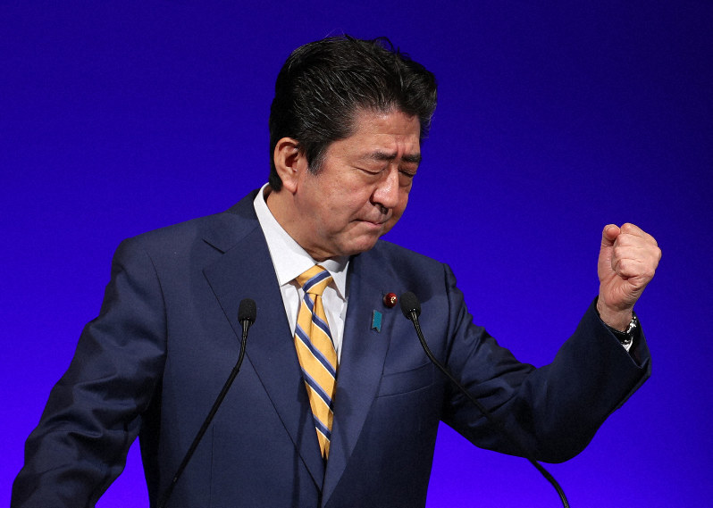 自民党大会で演説する安倍晋三首相。この時から「悪夢のような民主党政権」という発言を繰り返すようになった=東京都港区で2019年2月10日、玉城達郎撮影