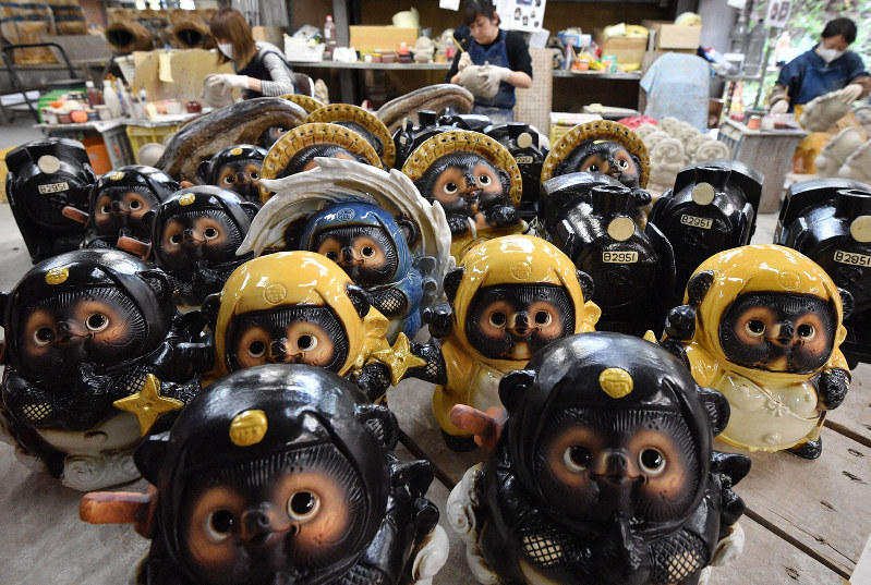 タヌキの忍者が撃退 蚊やり器製造が最盛期 滋賀 | 毎日新聞