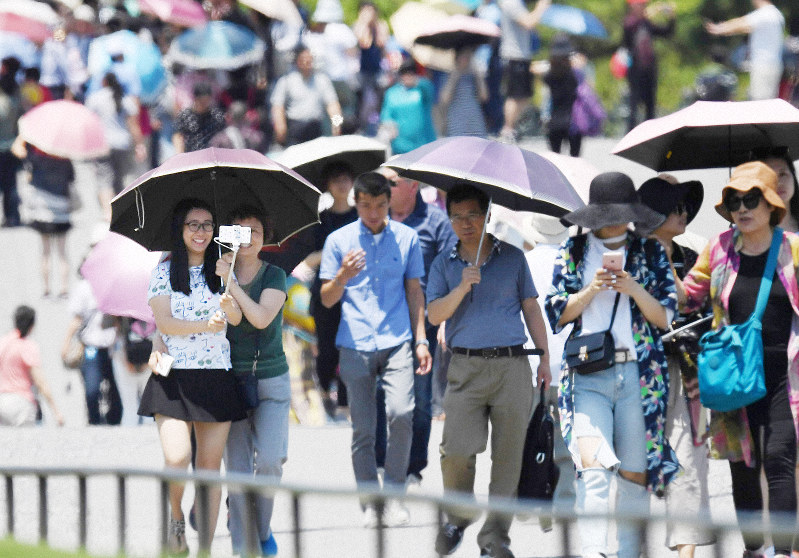 「熱中症対策に日傘を」 環境省「男性も」と 毎日新聞
