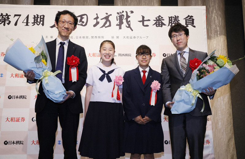 第62期本因坊戦記念　本因坊高尾氏、挑戦者九段依田氏対戦　書道扇子 専用ケース付 2024年 第79期本因坊記念扇子 | 毎日新聞オンラインストア