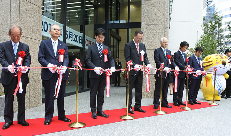 近畿産業信用組合近畿産業信用組合新本店のオープニングセレモニーでテープカットする大本崇博理事長(左から4人目)ら=大阪市中央区淡路町2で、大道寺峰子撮影