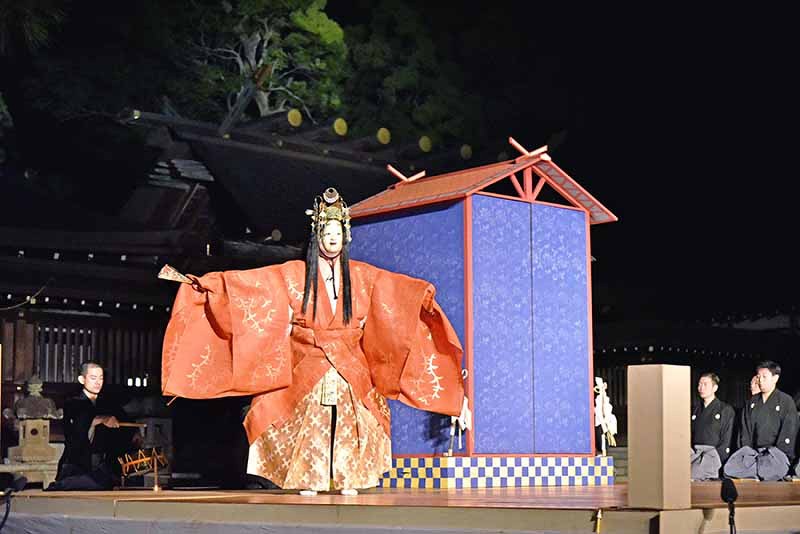 436年ぶりに復曲上演された能「真名井原」=京都府宮津市大垣の元伊勢籠神社で、安部拓輝撮影