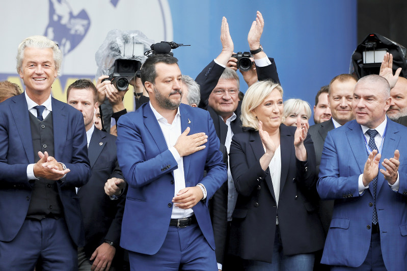 反EU右派政党幹部が集結した選挙集会で、仏極右「国民連合」のルペン党首(前列右から2人目)らから拍手を受けるイタリアのサルビーニ副首相(同3人目)=イタリア北部ミラノで18日、ロイター