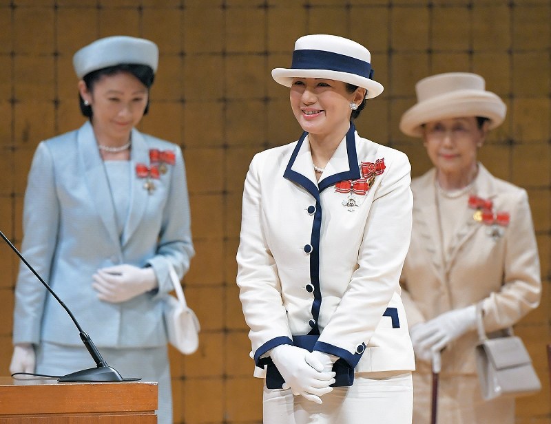 全国赤十字大会に皇后さまが出席 初の単独公務 [写真特集15/12] | 毎日新聞