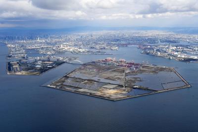 大阪万博会場予定地。手前が夢洲、左が舞洲、右は咲洲＝本社ヘリから木葉健二撮影