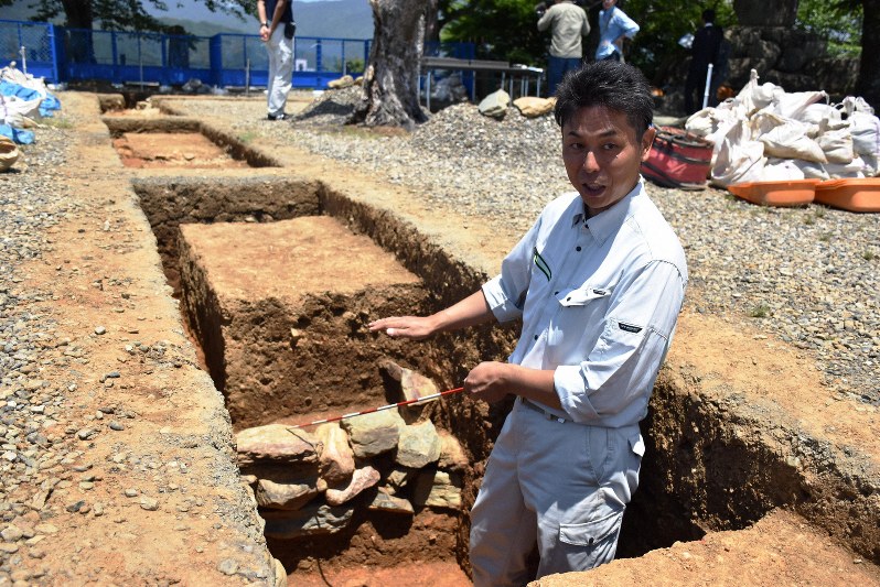 地蔵ケ嶽城の遺構とみられる「石積み」を説明する岡崎壮一学芸員=愛媛県大洲市大洲の大洲城跡本丸で2019年5月22日午後0時13分、遠藤龍撮影