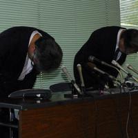 男子バレーボール部の体罰問題で謝罪する兵庫県尼崎市立尼崎高校の桑本広志校長（左）と般若利博教頭＝兵庫県尼崎市東七松町1の市政情報センターで2019年5月22日午後4時35分、近藤諭撮影